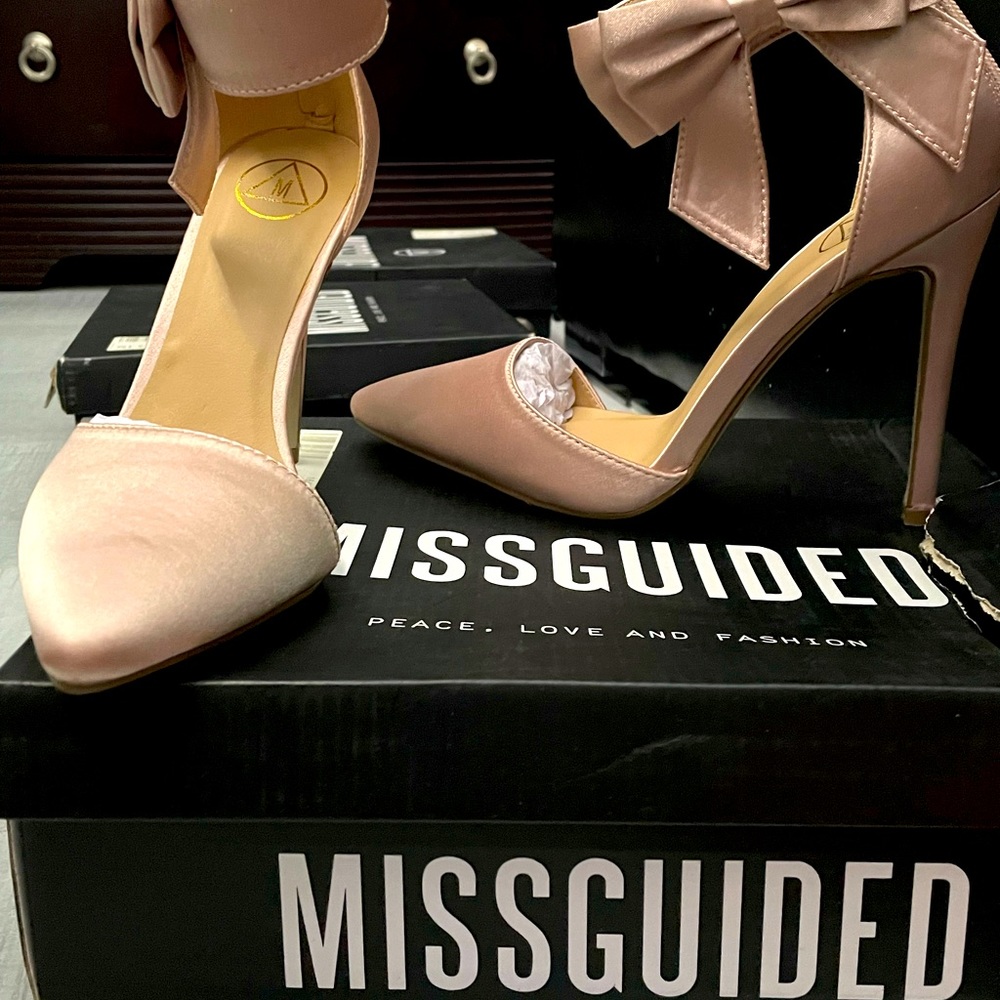 HOST PICK🇬🇧MISSGUIDED👠super sexy satin blush colour heels + ankle strap bows